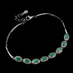 Majestosa pulseira em prata de lei espessurada a ouro branco, design moderno exclusivo de excepcional ourivesaria com preciosa cravação de Esmeraldas de 5.0 x 3.0 mm, clássica lapidação oval brilhante, adornadas por rico trabalho, belíssimas coroas de Zirconias extra brancas e fino acabamento. Perfeito estado de conservação, sem uso . Mede aprox 20 cm de comprimento x 0,6 cm. Origem Colômbia. OBS: FORMA CONJUNTO COM O LOTE Nº 482 E 483.