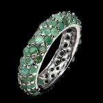 Majestosa Aliança total em prata espessurada a ouro branco, design exclusivo com rica e preciosa cravação de Esmeraldas de 2.0 mm, clássica lapidação brilhante. Perfeito estado de conservação, sem uso. aro mede 1,9 cm, armação 2,4 x 0,6 cm. origem Brasil.