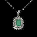 Belíssimo colar em prata de lei espessurada a ouro branco, design exclusivo de excepcional ourivesaria. Pingente com preciosa Esmeralda extra de 6.0 x 4.0 mm, clássica lapidação octogonal brilhante, adornada por rico trabalho e fino acabamento com majestosas coroas de Zirconias extra brancas. Perfeito estado de conservação, sem uso. Corrente com clássica malha elo português, mede 45 cm, pingente 1,8 x 1,0 cm. Origem Zâmbia. OBS: FORMA CONJUNTO COM OS LOTES Nº 158, 159 E 160.