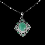 Belíssimo colar em prata de lei espessurada a ouro branco, design exclusivo de excepcional ourivesaria. Pingente com preciosa Esmeralda extra de 8.0 x 6.0 mm, clássica lapidação oval brilhante, adornada por rico trabalho e fino acabamento com majestosa guirlanda de Zirconias extra brancas e Esmeraldas de lapidação brilhante. Perfeito estado de conservação, sem uso. Corrente com clássica malha elo português, mede 45 cm, pingente 2,4 x 1,4 cm. Origem Colômbia e Brasil.