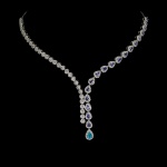 Majestoso colar em prata de lei espessurada a ouro branco, design moderno exclusivo de excepcional ourivesaria com preciosa cravação de Tanzanitas extra de 4.0 x 3.0 mm, clássica lapidação pera brilhante, adornadas por rico trabalho e belíssimas guirlandas e coroas de Zirconias extra brancas com fino acabamento, arrematadas por elegante pingente de Opala azul de 6.0 x 4.0 mm lapidação pera brilhante. Perfeito estado de conservação, sem uso. Mede aprox 48 cm de comprimento, pingente aprox 6,0 x 1,0 cm. Origem Tanzânia, Etiópia e África.