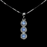 Belíssimo colar em prata de lei espessurada a ouro branco, design exclusivo de excepcional ourivesaria. Pingente com preciosa cravação de Safiras de 3.0 mm, clássica lapidação brilhante, adornada por rico trabalho e fino acabamento com elegantes coroa de Topázios extra brancas com lindo brilho. Perfeito estado de conservação, sem uso. Corrente com clássica malha veneziana, mede 46 cm, pingente 2,2 x 0,5 cm. Origem Mianmar e África.