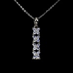 Belíssimo colar em prata de lei espessurada a ouro branco, design exclusivo de excepcional ourivesaria. Pingente floral com preciosa cravação de Tanzanitas de 2.0 mm, clássica lapidação brilhante, adornada por rico trabalho e fino acabamento. Perfeito estado de conservação, sem uso. Corrente com clássica malha elo português, mede 45 cm, pingente 3,0 x 0,6 cm. Origem Tanzânia e África.