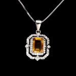 Majestoso colar em prata de lei espessurada a ouro branco, design exclusivo de excepcional ourivesaria. Pingente com precioso Citrino extra de 7.0 x 5.0 mm, clássica lapidação esmeralda brilhante, adornado por rico trabalho, fino acabamento e majestosa coroa de Topázios extra brancos de lapidação brilhante. Perfeito estado de conservação, sem uso. Corrente com clássica malha veneziana, mede 45 cm, pingente 2,0 x 1,0 cm. Origem África e Brasil.