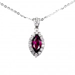 Majestoso colar em prata de lei espessurada a ouro branco, design exclusivo de excepcional ourivesaria. Pingente com preciosa Granada Rodolita extra de 10 x 5.0 mm, clássica lapidação marquise brilhante, adornada por rico trabalho, fino acabamento e majestosa coroa de Topázios extra brancos de lapidação brilhante. Perfeito estado de conservação, sem uso. Corrente com clássica elo português, mede 45 cm, pingente 2,0 x 0,8 cm. Origem África e Brasil.