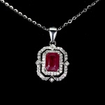 Majestoso colar em prata de lei espessurada a ouro branco, design exclusivo de excepcional ourivesaria. Pingente com precioso Rubi de 7.0 x 5.0 mm, clássica lapidação octogonal brilhante, adornada por rico trabalho, fino acabamento e majestosa coroa de Topázios extra brancos de lapidação brilhante. Perfeito estado de conservação, sem uso. Corrente com clássica elo português, mede 46 cm, pingente 2,0 x 1,0 cm. Origem África e Brasil.