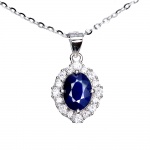 Majestoso colar em prata de lei espessurada a ouro branco, design exclusivo de excepcional ourivesaria. Pingente com preciosa Safira extra de 8.0 x 6.0 mm, clássica lapidação oval brilhante, adornada por rico trabalho, fino acabamento e majestosa coroa de Topázios extra brancos de lapidação brilhante. Perfeito estado de conservação, sem uso. Corrente com clássica elo português, mede 45 cm, pingente 1,8 x 1,0 cm. Origem África e Brasil.