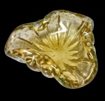 MURANO - Belíssimo centro de mesa em vidro artístico de Murano, design exclusivo, linda tonalidade, feitio gomado com bolhas e pó de ouro espalhado. Perfeito estado de conservação. Mede 6,5 cm de altura x 19,5 x 18,0 cm. Itália, Século XX.