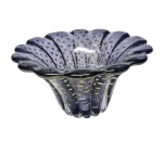 MURANO - Magnífico e charmoso centro de mesa executado finamente em vidro artístico de Murano, design clássico de belíssima tonalidade, feitio gomado riquíssimo em movimentos com bolhas e pó de ouro. Perfeito estado de conservação, Mede 12,5 cm de altura x 24,5 cm de diâmetro da borda.