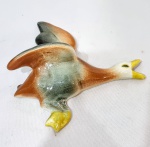 PORCELANA MAUÁ - DÉC. 30 - Raríssima e bela escultura, representando expressiva ave rica em movimentos e colorações. Perfeito estado de conservação. Mede 13,0 x 13,0 cm.