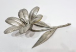 Rara e linda escultura, executada em metal prateado de ótima fundição, representando rico motivo floral com 6 pétalas que se soltam. Bom estado de conservação. Mede 10,0 x 28,0 x 16,0 cm aprox.