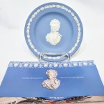 COLEÇÕES PHILAE (LISBOA, PORTUGAL) & WEDGWOOD (INGLATERRA) - Raríssimo e lindo prato raso de coleção, feito em faiança de excelente qualidade e renomada manufatura, representando figura feminina em relevo (Rainha Dona Maria I de Portugal) e ornamentação na borda. Perfeito estado de conservação. Acompanha certificado. Mede 17,0 cm de diâmetro.