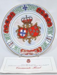 COLEÇÕES PHILAE (LISBOA, PORTUGAL) - ´´O PRATO DO CASAMENTO REAL´´ - Belíssimo e raro prato raso de coleção, executado finamente em porcelana de excelente qualidade e manufatura, adornado por enriquecimento á ouro com brasões e ornamentações. Perfeito estado de conservação. Acompanha certificado. Mede 24,0 cm de diâmetro.
