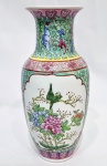 CHINA - Lindo vaso executado finamente em porcelana de ótima qualidade e manufatura, adornado por riquíssimo trabalho com cores vibrantes e motivos orientais. Perfeito estado de conservação. Mede 26,5 cm de altura x 9,0 cm de diâmetro da borda.