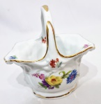 COROA DA BAVIERA - BAVARIA, ALEMANHA - Raríssima e linda cestinha, executada finamente em porcelana de ótima qualidade e manufatura. Adornada por riquíssimo motivo floral e filetes á ouro 22K pintados á mão. Mede 12 x 12 x 9,5 cm. Perfeito estado de conservação.