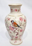 IBIS AVEIRO - PORTUGAL - Raro e lindíssimo vaso, executado em porcelana de excelente qualidade e manufatura, esmaltada com riquíssimo motivo floral e de fauna com filetes á ouro. Perfeito estado de conservação, mede 21,5 cm de altura x 7,0 cm de diâmetro da borda.