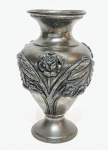 Lindíssimo vaso, feito em estanho de ótima fundição, adornado por rico motivo floral em relevo. Bom estado de conservação, mede 21,5 cm de altura x 9,5 cm de diâmetro da borda. Possui leve desgaste na borda.