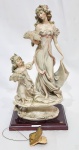 G. ARMANI - FLORENÇA, ITÁLIA - Lindíssima e rara escultura, feita em resina de excelente qualidade escultórica. Representando duas expressivas figuras femininas ricas em movimento e motivos florais. Sustentada sobre base de madeira. Bom estado de conservação, mede 38,0 cm de altura x 19,0 x 15,0 cm das laterais.