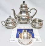 ROYAL SELANGOR - ´´SOBERANO´´ - Raríssimo e lindo jogo de serviço para café, feito em estanho de excelente fundição e manufatura, peças adornadas por rico trabalho modernista. Composto por 01 bule, 01 açucareiro, 01 manteigueira e 01 leiteira. Bom estado de conservação, bule mede 18,5 cm de altura aproximadamente. Acompanha certificado.