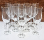 Elegante e antigo jogo de 12 taças para champanhe, executadas finamente em cristal de ótima qualidade e manufatura, adornadas por riquíssima lapidação facetada na haste, tonalidade translúcida com filetes á ouro nas bordas. Bom estado de conservação, mede 19,5 cm de altura x 5,0 cm de diâmetro da borda cada. Algumas taças com filetes desgastados.