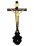 MAGNIFICA ESCULTURA EM MARFIM APRESENTANDO CRISTO CRUCIFICADO. FEITIO DE EXCEPCIONAL QUALIDADE ESCULTÓRICA COM RICO TRABALHO, MOVIMENTO E FINO ACABAMENTO COM PLACA INRI E CAVEIRA SOB TÍBIAS CRUZADAS TAMBÉM EM MARFIM. A CAVEIRA SIMBOLIZA O MEMENTO MORE, UM LEMBRETE DE NOSSA MORTALIDADE. CHAMA ATENÇÃO O ROSTO SERENO, SENDAL ELABORADO E ANATOMIA PERFEITA. BASE ESTILO PEANHA E CRUZ EM MADEIRA NOBRE DE JACARANDÁ DA BAHIA. PORTUGAL SÉC XVIII. EXCELENTE ESTADO DE CONSERVAÇÃO. CRISTO MEDE APROX 22 X 16 CM, CRUZ 56 X 22 CM.