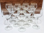 Elegante e antigo jogo de 12 taças para vinho tinto, executadas finamente em cristal de ótima qualidade e manufatura, adornadas por riquíssima lapidação facetada na haste, tonalidade translúcida com filetes á ouro nas bordas. Bom estado de conservação, mede 17,5 cm de altura x 6,0 cm de diâmetro da borda cada. Algumas taças com filetes desgastados.