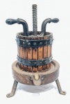 Rara e antiga prensa extratora de azeite manual, estrutura em madeira e ferro de ótima fundição. Bom estado de conservação. Mede 35,0 cm de altura x 22,0 cm de diâmetro aproximadamente.