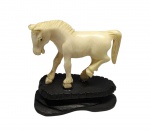 ESCULTURA EM MARFIM DE EXCELENTE QUALIDADE ESCULTÓRICA REPRESENTANDO CAVALO, ASSENTE SOBRE BASE DE MADEIRA. CHINA SÉC XX. ÓTIMO ESTADO DE CONSERVAÇÃO. MEDE APROX 6,0 X 5,0 CM.