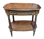 Elegante carrinho de chá, construído á mão em madeira nobre de ótima qualidade, tampo elevado, prateleira inferior, gaveta frontal com puxadores metálicos e ricos detalhes em dourado, possui 4 pés firmes torneados com rodízios. Bom estado de conservação. Mede 71,0 cm de altura x 75,0 cm de comprimento x 49,0 cm de largura.