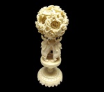 Bola do Mistério, magnifica escultura chinesa em marfim contendo várias esferas esculpidas umas dentro das outras, sendo a externa lavrada com belíssima ornamentação floral, sustentada por linda ciranda de elefantes minuciosamente esculpidos. Apresenta suporte com haste reta e torneada apoiada em base circular. China final do Séc XIX. Excelente estado de conservação. Mede aprox 15 x 5,0 cm.