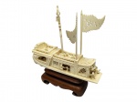MAGNIFICA ESCULTURA EM MARFIM DE EXCELENTE QUALIDADE, MINUCIOSAMENTE ESCULPIDA REPRESENTANDO LINDO BARCO COM RICO TRABALHO E FINO ACABAMENTO. ASSENTE SOBRE BASE DE MADEIRA. JAPÃO SÉC XIX. EXCELENTE ESTADO DE CONSERVAÇÃO. MEDE APROX 11,5 X 10,5 X 2,5 CM.