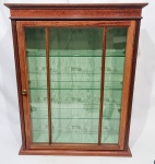 Elegante vitrine, executada em madeira de ótima qualidade e manufatura, 4 prateleiras em vidro com porta abre-fecha. Bom estado de conservação. Mede 70,0 cm de altura x 56,5 cm de comprimento x 16,5 cm de profundidade.