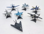 Lote composto por 7 miniaturas de aviões militares. Bom estado de conservação, medem 5,5 cm de altura cada aproximadamente.