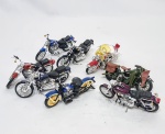 Lote composto por 8 miniaturas de motocicletas, ambos em bom estado de conservação. Medem 12,0 cm de comprimento aproximadamente cada.