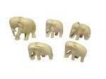 FAMÍLIA DE ELEFANTES EM MARFIM DE EXCELENTE QUALIDADE ESCULTÓRICA COM RICO TRABALHO E FINO ACABAMENTO, COMPOSTO POR CINCO UNIDADES. ÁFRICA MEADOS DO SÉC XX. CONJUNTO EM EXCELENTE ESTADO DE CONSERVAÇÃO. MAIOR MEDE APROX 5,0 X 4,0 CM, MENOR 3,0 X 3,0 CM.