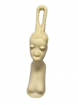 MAGNIFICA ESCULTURA EM MARFIM DE EXCELENTE QUALIDADE, MINUCIOSAMENTE ESCULPIDA REPRESENTANDO LINDO E EXPRESSIVO BUSTO FEMININO RICO EM DETALHES E ACABAMENTO. ÁFRICA SÉC XX. PERFEITO ESTADO DE CONSERVAÇÃO. MEDE APROX 13 X 3,5 CM.