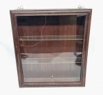 Linda vitrine de parede, feita em madeira de ótima qualidade, possui 3 prateleiras com porta abre-fecha. Bom estado de conservação, mede 48,0 x 41,5 x 9,0 cm.
