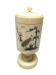 BELO POTICHE EM MARFIM DE EXCELENTE QUALIDADE ESCULTÓRICA, MINUCIOSAMENTE ESCULPIDO E FINAMENTE DECORADO COM RICA POLICROMIA E FINO ACABAMENTO. JAPÃO FINAL DO SÉC XIX. PERFEITO ESTADO DE CONSERVAÇÃO. MEDE APROX 15 X 6,0 CM.