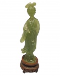 MAGNIFICA ESCULTURA EM JADE NATURAL DE TONALIDADE VERDE REPRESENTANDO BELA GUEIXA. ESCULTURA EXPRESSIVA RICA EM DETALHES E ACABAMENTO. ASSENTE SOBRE ELEGANTE BASE DE MADEIRA ESCULPIDA. BOM ESTADO DE CONSERVAÇÃO, POSSUI DISCRETAS MARCAS DO TEMPO. CHINA, INICIO DO SEC. XX. MEDE APROX 18 X 5,0 CM.