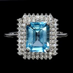 Belíssimo anel em prata de lei espessurada a ouro branco, design moderno exclusivo com precioso Topázio Sky blue de 9.0 x 7.0 mm, clássica lapidação octogonal brilhante, adornada por rico trabalho, fino acabamento e majestosas coroas de Zirconias extra brancas com fino acabamento. Perfeito estado de conservação, sem uso. Aro mede 1,8 cm, armação 1,4 x 1,2 cm. Origem África.