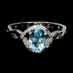 Belíssimo anel em prata de lei espessurada a ouro branco, design exclusivo de excepcional ourivesaria com precioso Topázio Swiss Blue de 8.0 x 6.0 mm, clássica lapidação oval brilhante, adornado por rico trabalho e majestosa guirlanda de Zirconias extra brancas. Perfeito estado de conservação, sem uso. Aro mede 1,9 cm, armação 1,2 x 1,0 cm. Origem África.