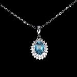 Belíssimo colar em prata de lei espessurada a ouro branco, design exclusivo de excepcional ourivesaria. Pingente com precioso Topázio London blue extra de 7.0 x 5.0 mm, clássica lapidação oval brilhante, adornado por rico trabalho e fino acabamento com majestosas coroas de Zirconias extra brancas. Perfeito estado de conservação, sem uso. Corrente com clássica malha elo português, mede 45 cm, pingente 1,8 x 1,0 cm. Origem África. OBS: FORMA CONJUNTO COM OS LOTES Nº