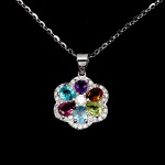 Belíssimo colar em prata de lei espessurada a ouro branco, design exclusivo de excepcional ourivesaria. Pingente com rica cravação de Topázio azul, Ametista, Rodolita, Peridoto, Apatita  e Citrino 4.0 x 3.0 mm, clássica lapidação pera brilhante, adornadas por rico trabalho e fino acabamento com elegante guirlanda de Zirconias extra brancas. Perfeito estado de conservação, sem uso. Corrente com clássica malha elo português, mede 45 cm, pingente 1,8 x 1,2 cm. Origem África.