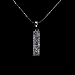 Belíssimo colar em prata de lei espessurada a ouro branco, design exclusivo de excepcional ourivesaria. Pingente com preciosa cravação de Tanzanitas de 2.0 mm, clássica lapidação brilhante, adornada por rico trabalho e fino acabamento com elegante guirlanda de Zirconias extra brancas. Perfeito estado de conservação, sem uso. Corrente com clássica malha veneziana, mede 45 cm, pingente 2,6 x 0,4 cm. Origem Tanzânia e África.