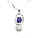 Elegante colar em prata de lei espessurada a ouro branco, design exclusivo de excepcional ourivesaria. Pingente com bela Iolita de 8.0 x 6.0 mm, clássica lapidação oval brilhante, adornada por elegante coroa de Zirconias extra brancas, rico trabalho e linda Pérola de 8.0 mm. Perfeito estado de conservação, sem uso. Corrente com clássica malha elo Português, mede 45 cm, pingente 2,8 x 1,2 cm. Origem África e Tailândia.