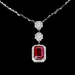 Majestoso colar em prata de lei espessurada a ouro branco, design exclusivo de excepcional ourivesaria. Pingente com precioso Rubi de 7.0 x 5.0 mm, clássica lapidação esmeralda brilhante, adornado por rico trabalho, fino acabamento e elegantes guirlandas e coroa de Zirconias extra brancos de lapidação brilhante. Perfeito estado de conservação, sem uso. Corrente com clássica elo português, mede 46 cm, pingente 2,4 x 0,6 cm. Origem África.