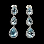Belíssimo Par de Brincos em prata de lei espessurada a ouro branco, design moderno exclusivo de excepcional ourivesaria com majestosa cravação de Topázio Sky blue de 6.0 x 4.0 e 8.0 x 6.0 mm, clássica lapidação pera brilhante, adornadas por rico trabalho e fino acabamento com elegantes coroas de Zirconias extra brancas. Perfeito estado de conservação, sem uso. medem aprox 3,0 x 0,8 cm . origem África.