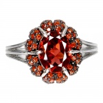 Belíssimo anel em prata de lei espessurada a ouro branco, design moderno exclusivo com preciosa Granada Rodolita de 9.0 x 7.0 mm, clássica lapidação oval brilhante, adornada por rico trabalho, fino acabamento e majestosa coroa de Rodolitas de lapidação diamante. Perfeito estado de conservação, sem uso. Aro mede 1,9 cm, armação 1,2 x 1,4 cm. Origem Moçambique.