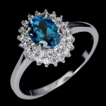 Elegante anel em prata de lei espessurada a ouro branco , design exclusivo de excepcional ourivesaria com lindo Topázio London blue de 7.0 x 5.0 mm , clássica lapidação oval brilhante, adornado por belas coroas de Zirconias extra brancas. perfeito estado de conservação, sem uso . aro mede 1,8 cm . Origem África.