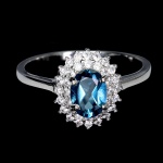 Belíssimo anel em prata de lei espessurada a ouro branco , design exclusivo de excepcional ourivesaria com lindo Topázio London blue de 7.0 x 5.0 mm , clássica lapidação oval brilhante, adornado por elegantes coroas de Zirconias extra brancas. perfeito estado de conservação, sem uso . aro mede 1,8 cm . Origem África.
